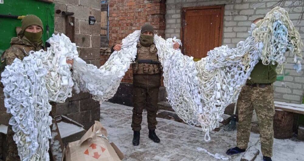 У бібліотеці Полтави сплели ювілейну маскувальну сітку для ЗСУ