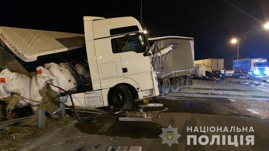 На трасі Київ-Харків, поблизу села Лобачі, сталася масштабна ДТП (фото)