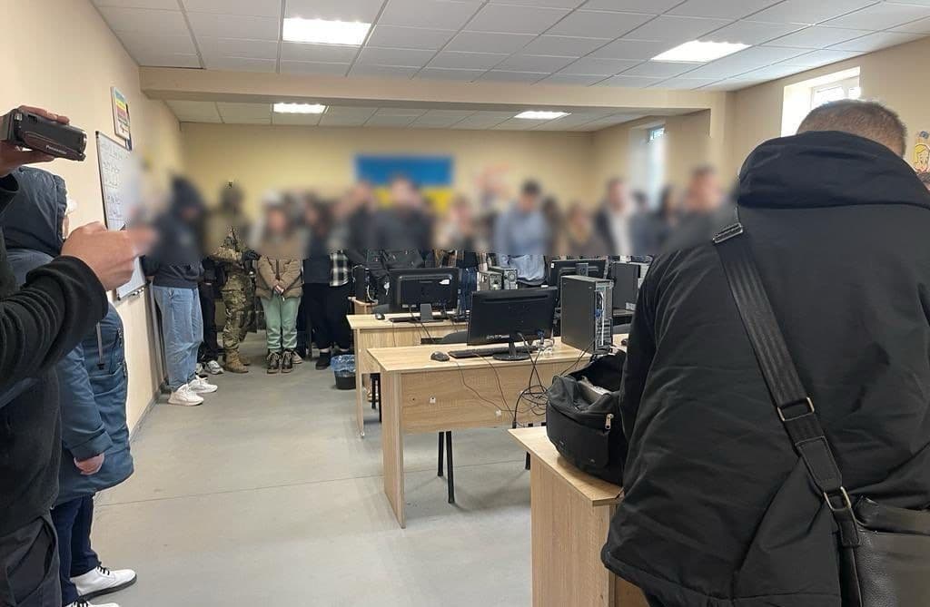 Підвищена соцдопомога та викриття шахрайського call-центру в Полтаві— головне за 30 грудня