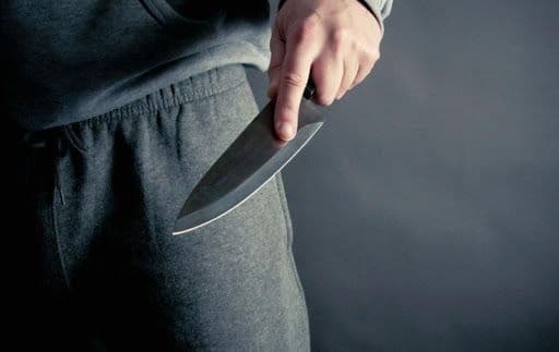 Встромив ніж у спину, щоб дружина не поїхала до батьків: полтавця засудили