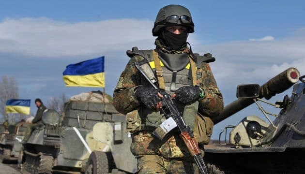 Зведення з фронтів: важкі бої тривають, окупанти кидають власну техніку