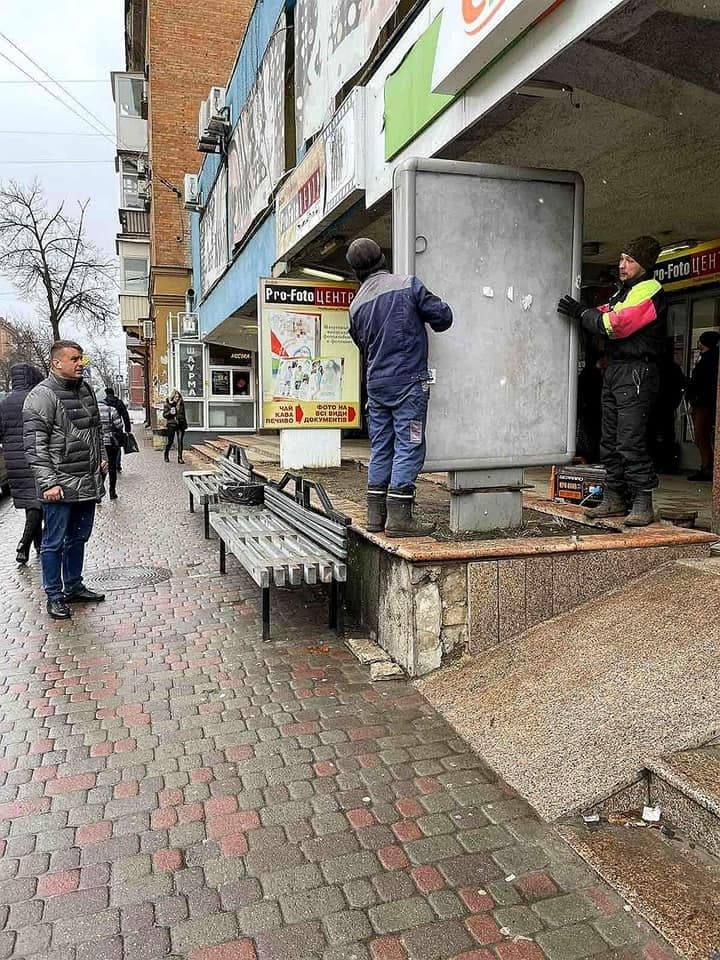 У центрі Полтави комунальники демонтували сітілайти