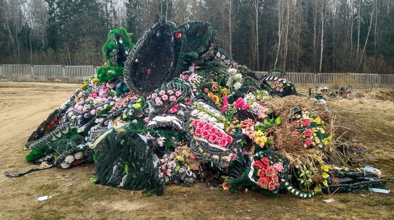 У громадах Полтавщини закликають не приносити штучні квіти на кладовище