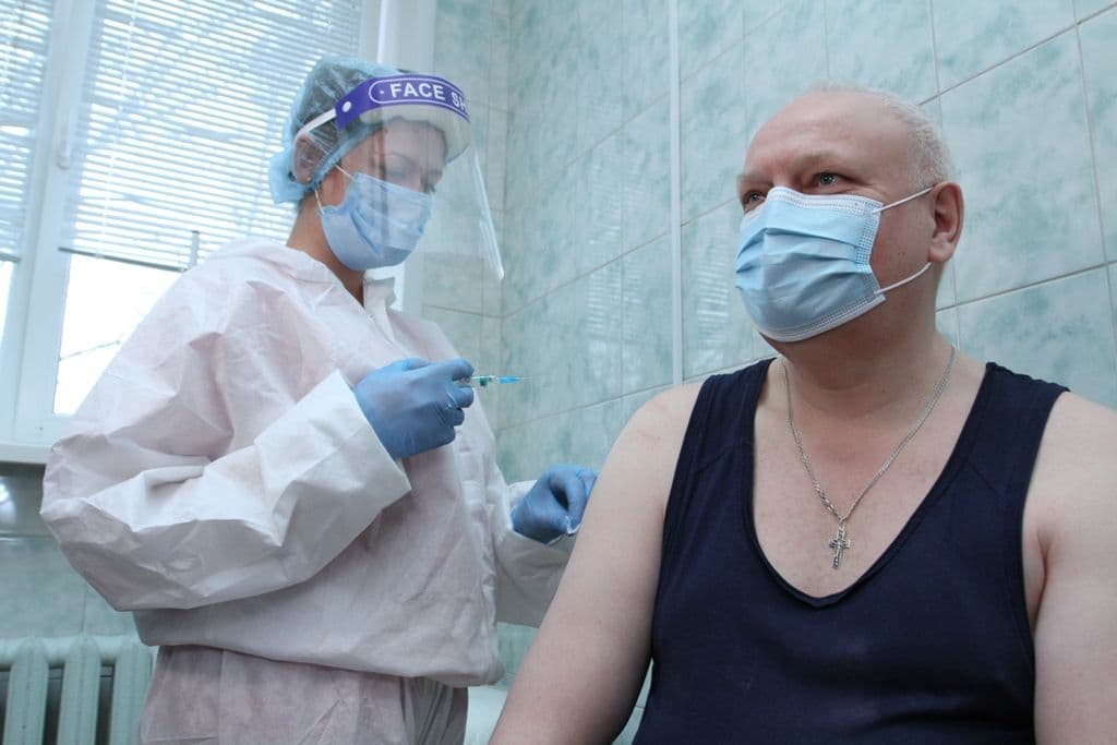 У Полтаві очільник Департаменту охорони здоров’я та його заступники зробили щеплення вакциною від коронавірусу