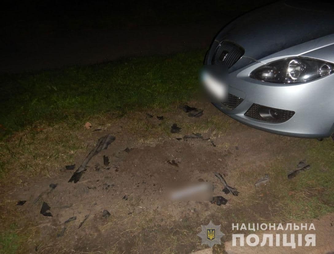 У Лубнах вибухнув невідомий пристрій і пошкодив припарковану машину