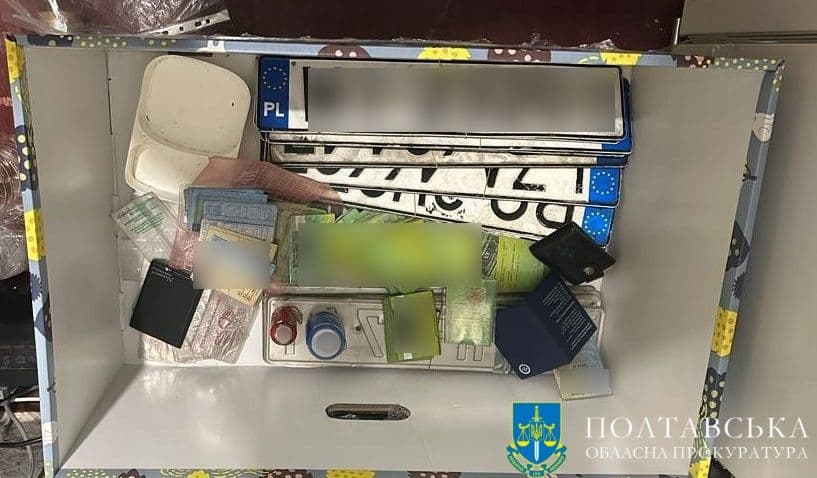 У Полтаві викрили чоловіків, які продавали підроблені номерні знаки та водійські посвідчення