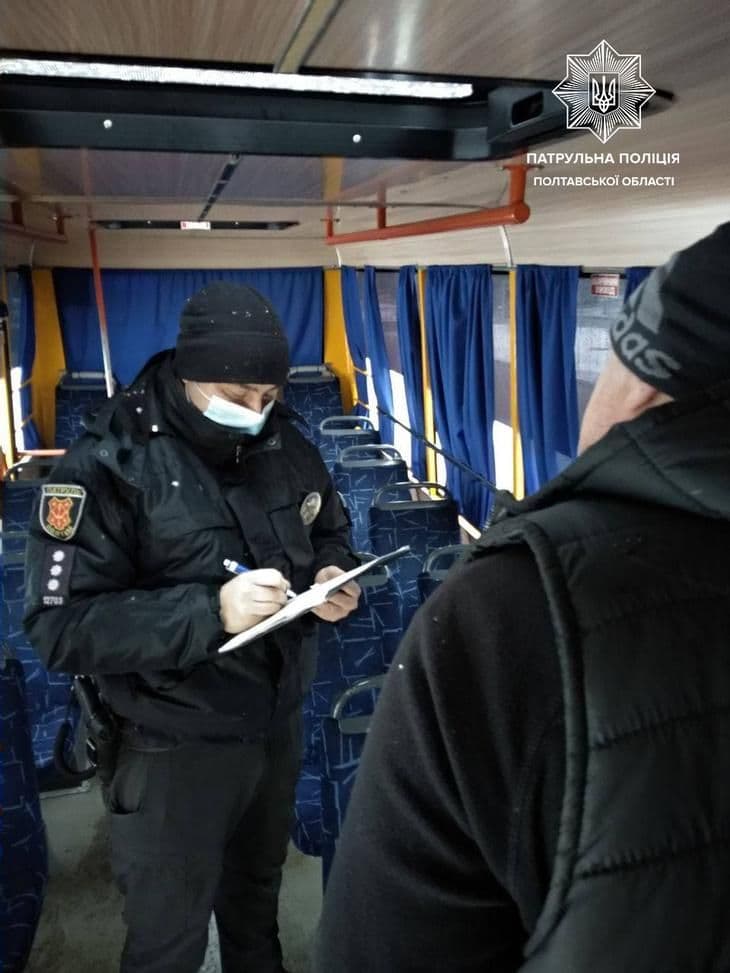 Патрульні зупинили маршрутку, яка нахабно порушувала ПДР (відео)