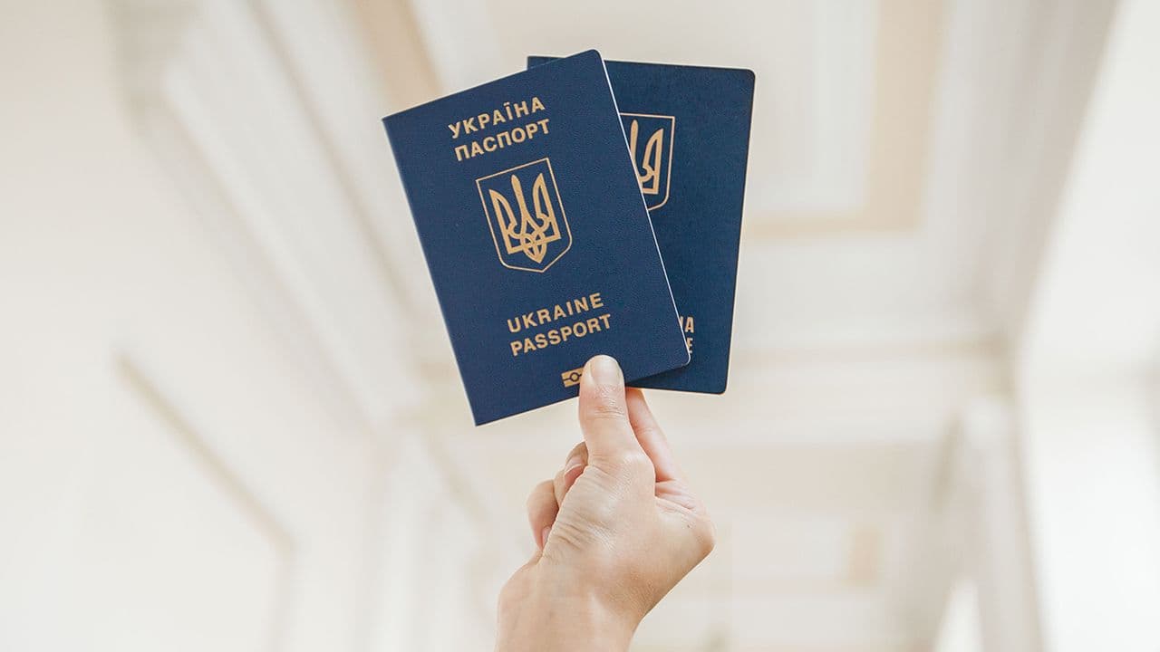 Закордонні паспорти українців з різною транслітерацією не анулюватимуть 