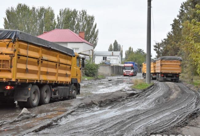 На Полтавщині жителі перекрили рух фурам, що руйнують дорогу