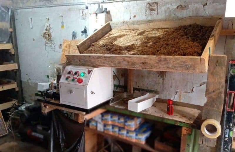 На Лубенщині викрили підпільне виробництво цигарок