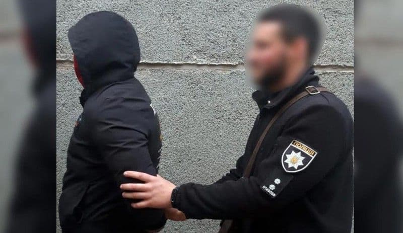 На вулиці Полтави чоловік зірвав сумку в пенсіонера