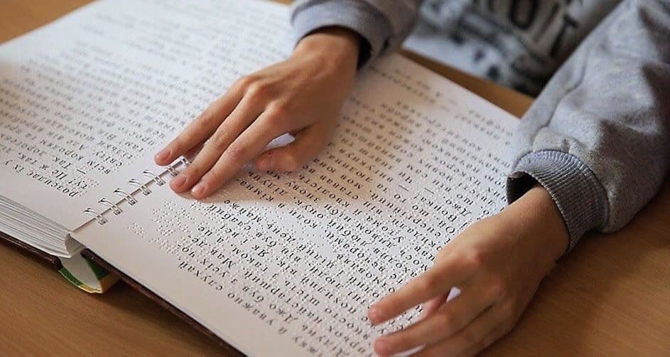 Книги шрифтом Брайля безкоштовно передають українським дітям-біженцям