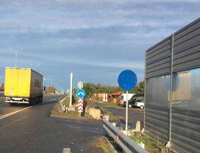 На трасі біля Полтави вандали замалювали дорожні знаки
