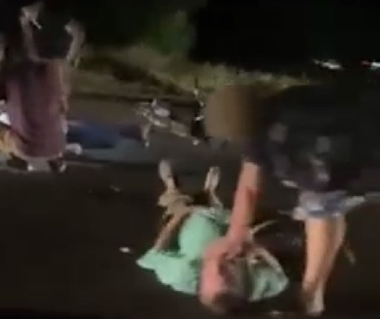 На в‘їзді в Мачухи автівка серед ночі збила двох велосипедистів (оновлено)