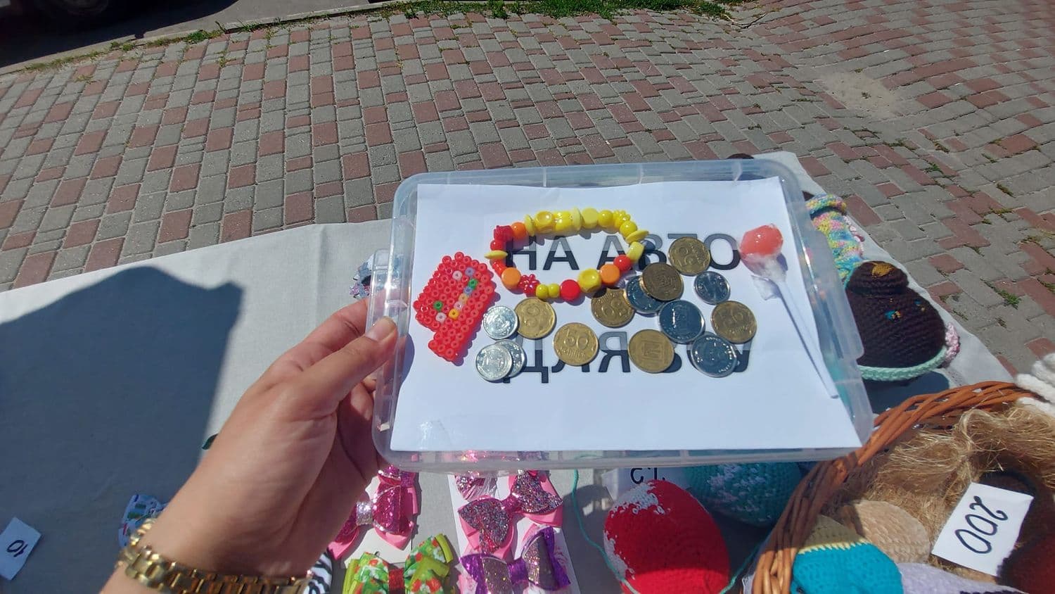 Дружини військових з Гадяча на благодійному ярмарку зібрали 20 тисяч гривень