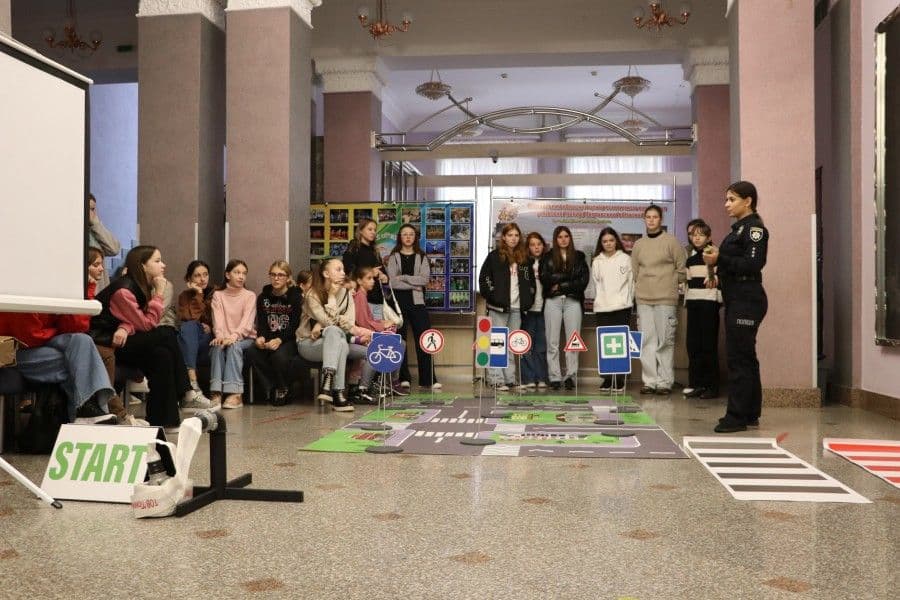 Полтавських школярів навчають правилам безпечної поведінки в мобільних класах