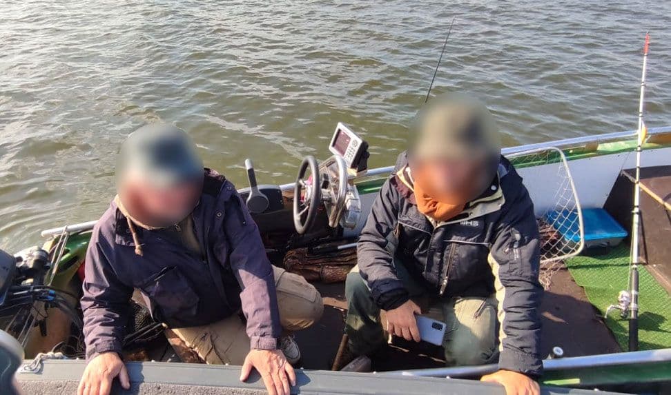 Поліціянти Полтавщини затримали десятьох порушників, які попри заборону плавали річкою