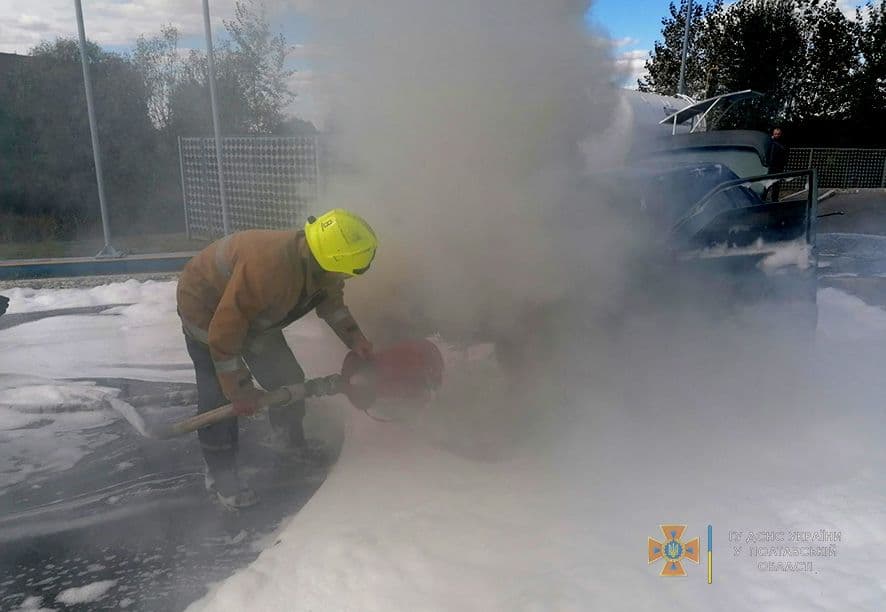 У Чутовому горів автомобіль