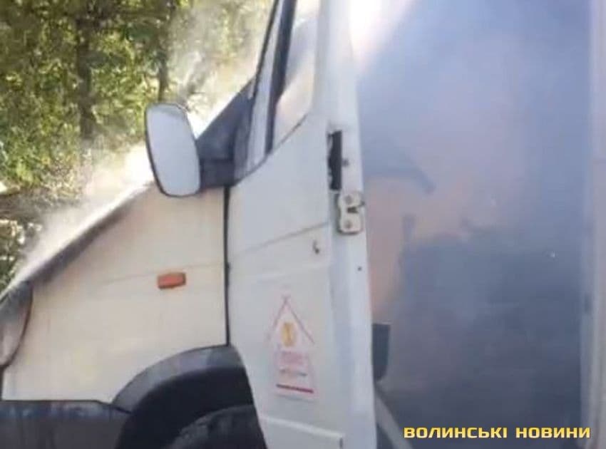Патрульні Полтавщини допомогли загасити авто, яке раптово загорілося