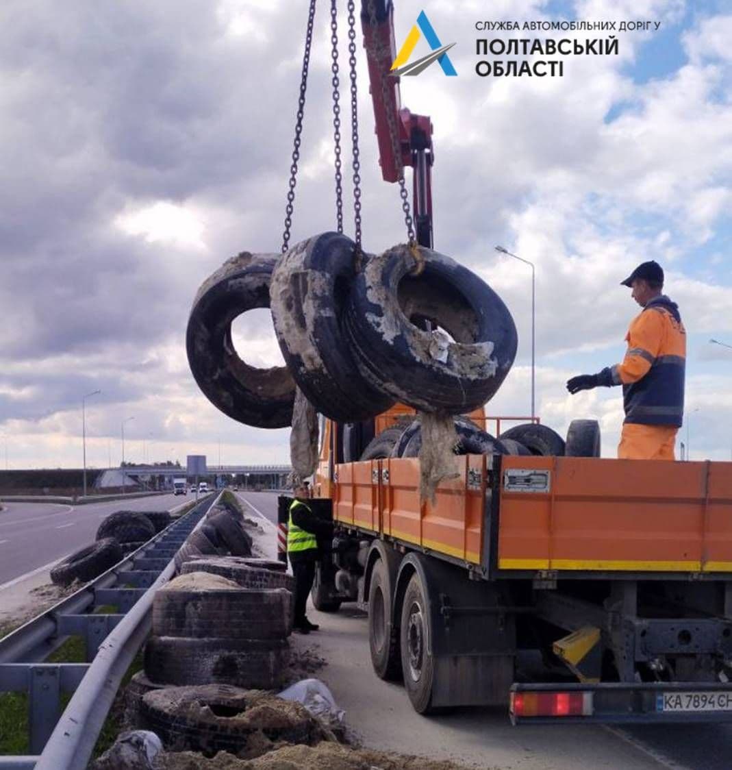 На дорогах Полтавщини прибирають залишки блокпостів