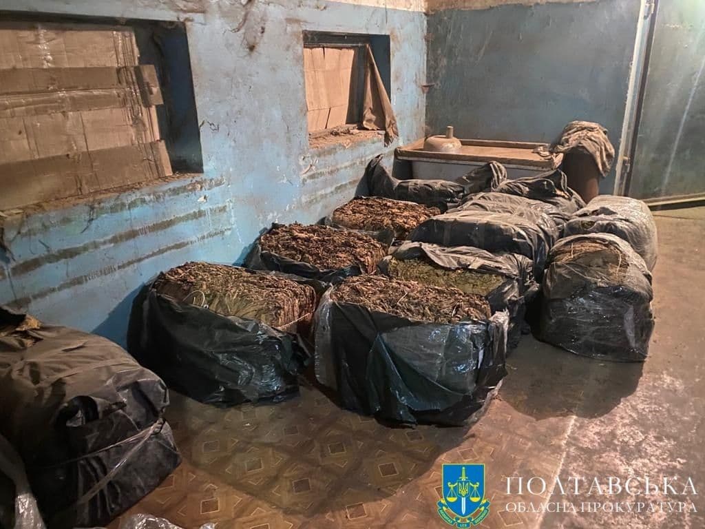 У Кременчуцькому районі викрили підпільний цех з виготовлення тютюну