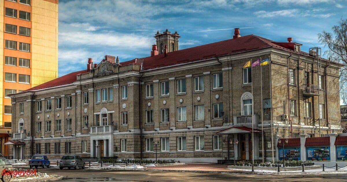 Російські війська завдали ракетного удару по вагоноремонтному заводу: є поранений
