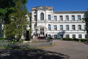 43 вікна та 27 дверей: у Великих Сорочинцях енергомодернізують ліцей