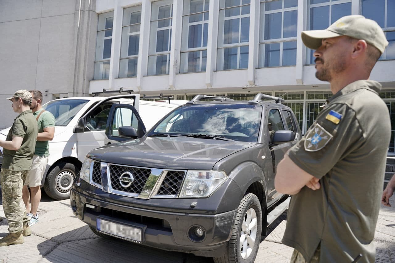 Представники полтавського бізнесу придбали дві автівки для військових