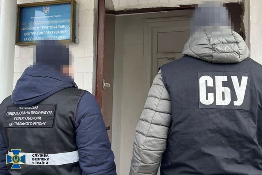 На Полтавщині керівник військкомату вимагав хабарі за бронювання від призову