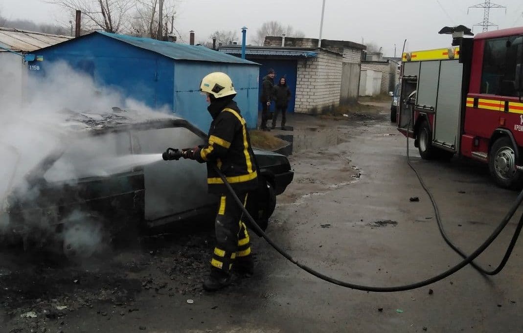 На вулиці Кременчука згоріла автівка