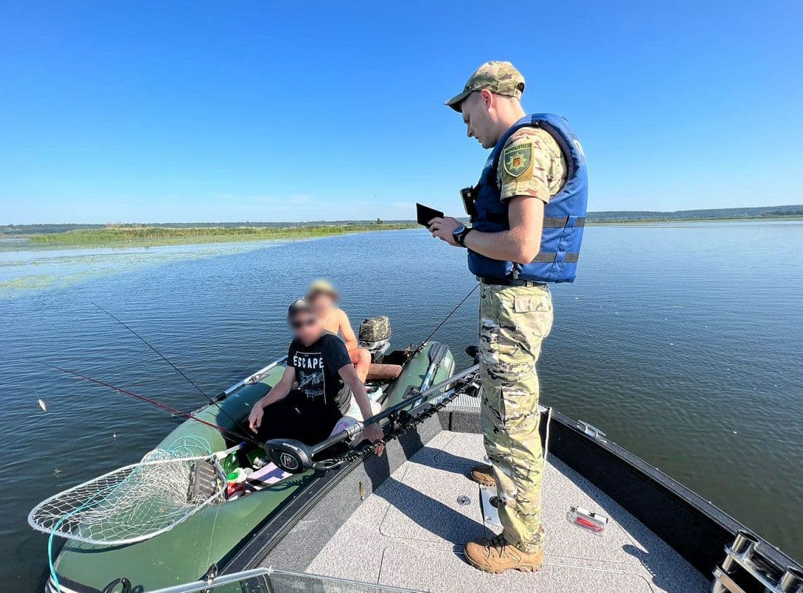 На Полтавщині спіймали двох браконьєрів на гумовому човні