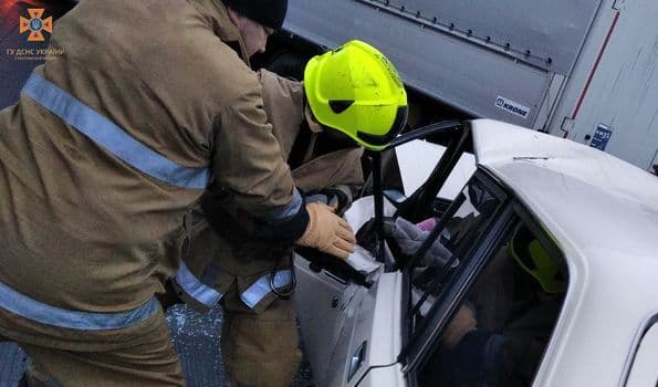 Неподалік Полтави рятувальники деблокували водія після ДТП