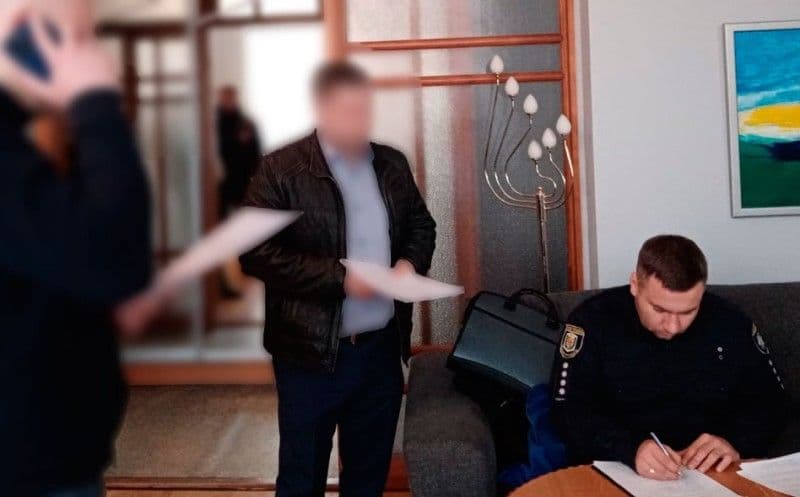На посадовця з Полтави надягли електронний браслет