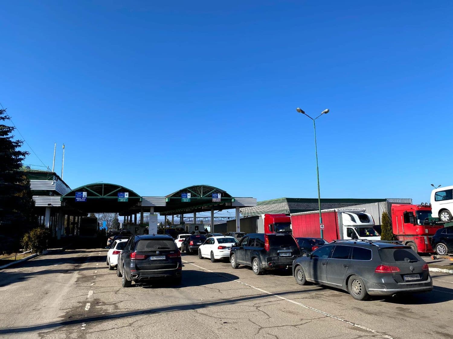 Прикордонники заявили про обмеження виїзду чоловіків з України