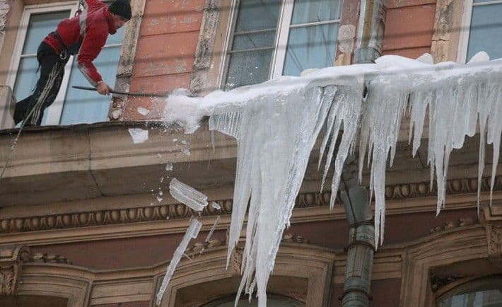 Куди полтавцям повідомляти про бурульки на дахах?