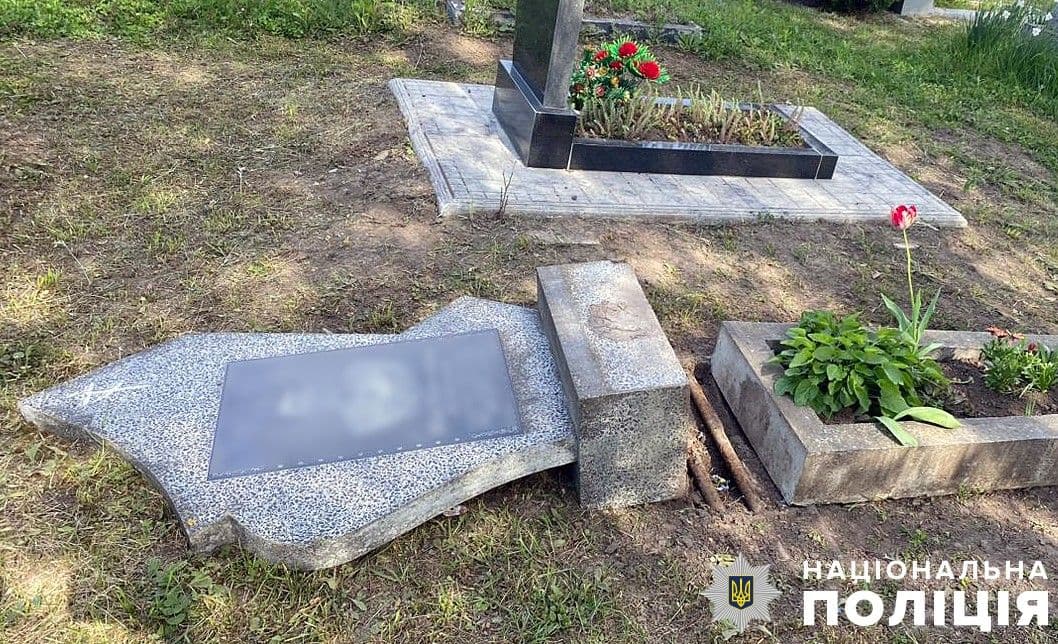 На Полтавщині неповнолітні дівчата пошкодили 16 надгробків