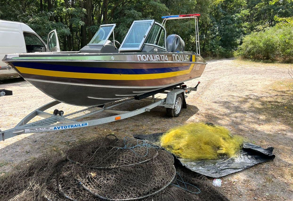 З водосховища на Полтавщині дістали понад 600 метрів сіток з рибою