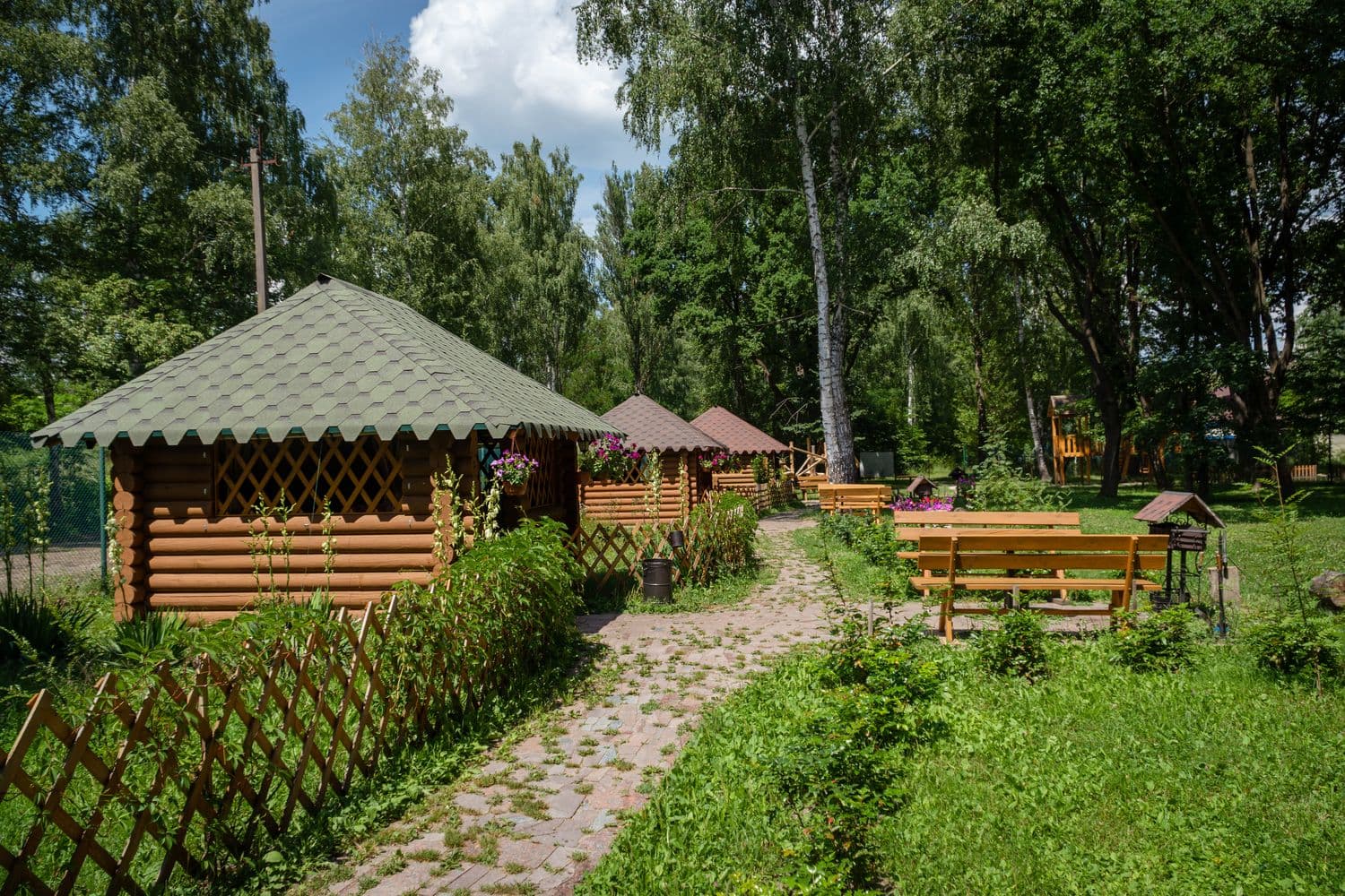База відпочинку «Два дубки» — усамітнений відпочинок у дубовому реліктовому лісі під Полтавою. ФОТО