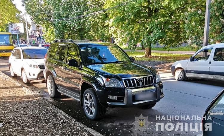 У Полтаві затримали іноземця, який намагався обікрасти автівку