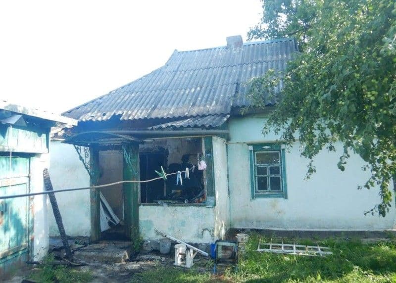 На Полтавщині чоловіки обікрали та підпалили будинок
