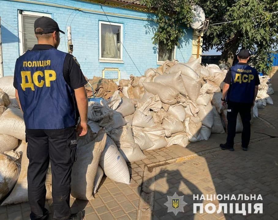 У Полтавському районі вручили підозру організаторам підпільного тютюнового цеху