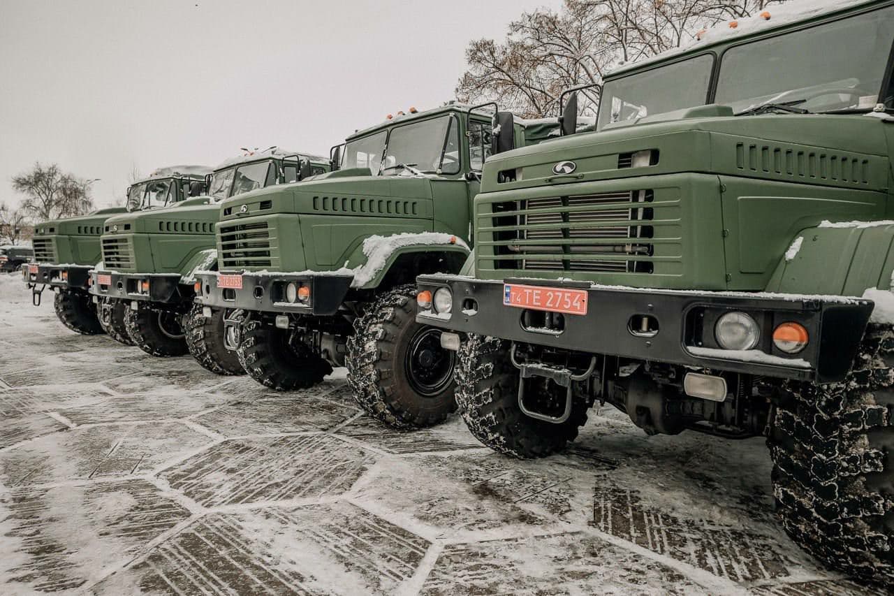 Полтавщина передала на фронт п'ять вантажівок і мобільну кухню від «КрАЗ»