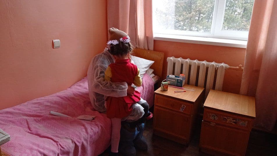 Стало відомо, як почувається дівчинка з Полтавщини, яку мама лишила саму вдома