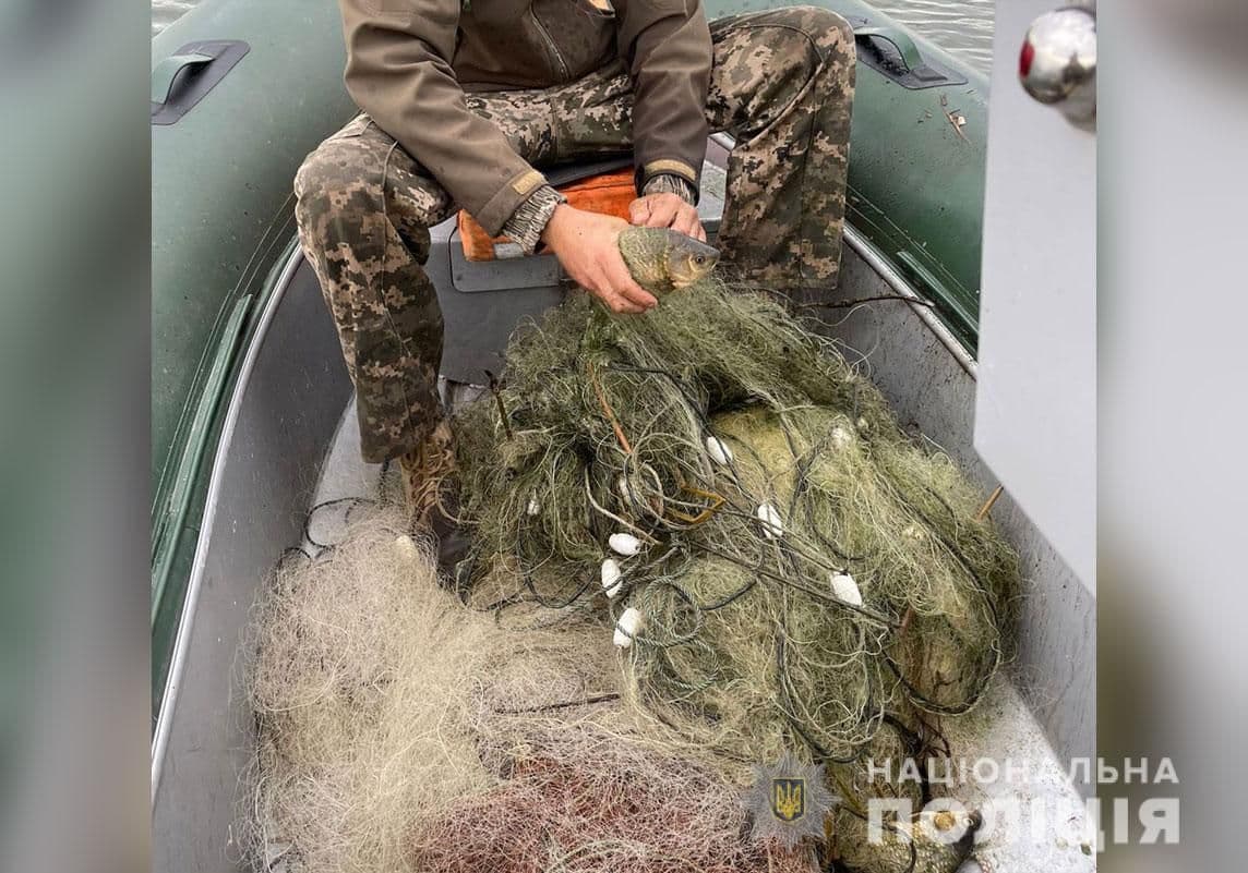Водна поліція Кременчука виявила та вилучила близько 500 метрів браконьєрських сіток