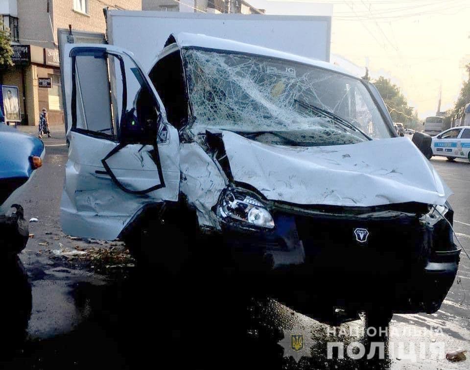 У Кременчуці потрійна ДТП: постраждала жінка