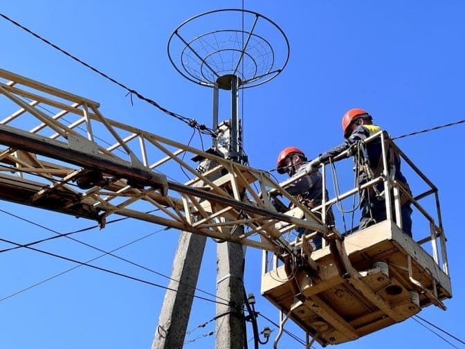 На Полтавщині енергетики ремонтують пошкоджені вітром електролінії