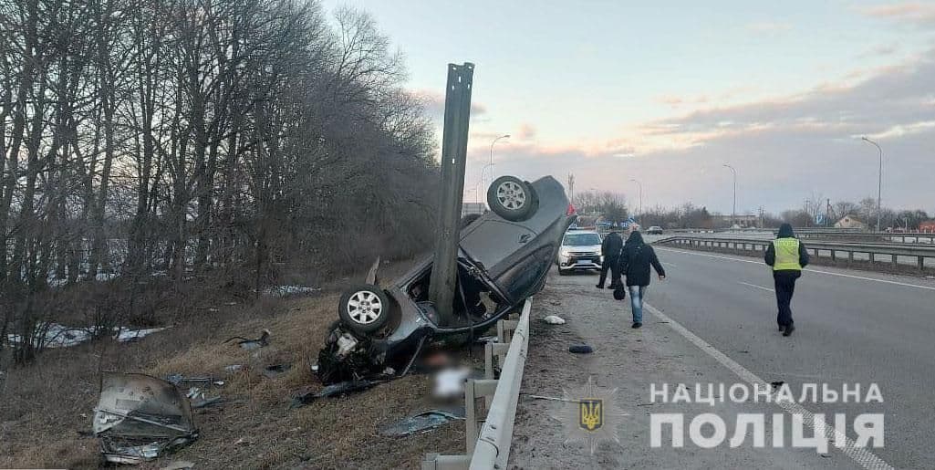 На Полтавщині на дорозі Київ-Харків автомобіль Hyundai в’їхав в огорожу та перекинувся