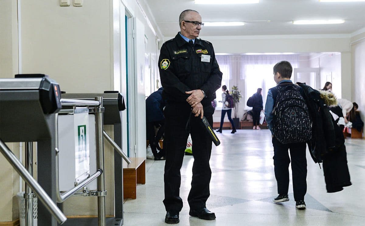 У школах Полтавщини встановлять тривожні сигналізації та металошукачі