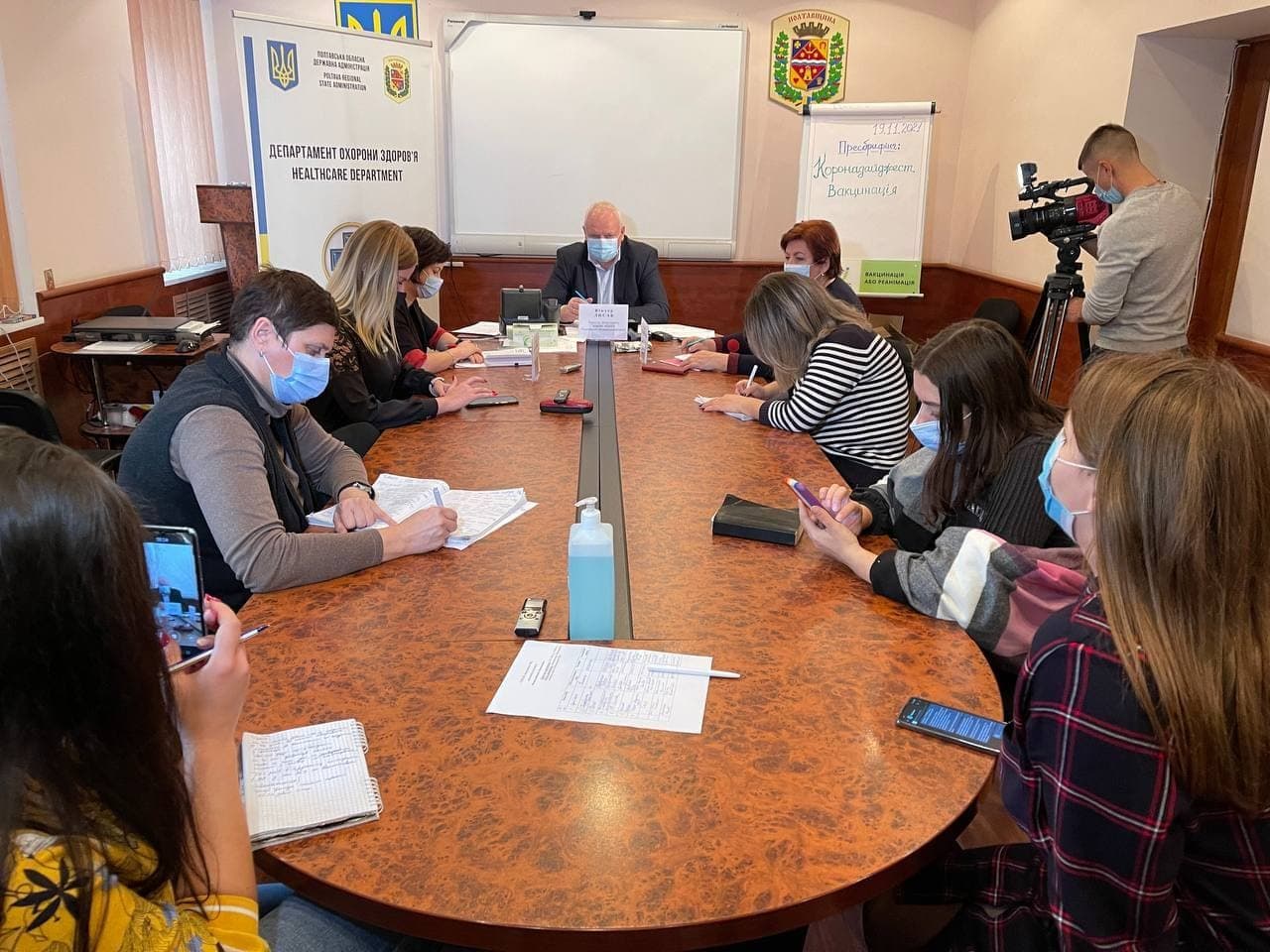 На Полтавщині у грудні відсторонять від роботи невакцинованих медиків, комунальників і працівників міськрад