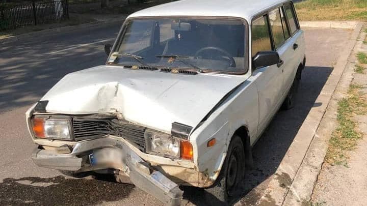 У Кременчуці п'яний за кермом в'їхав у зупинку і втік